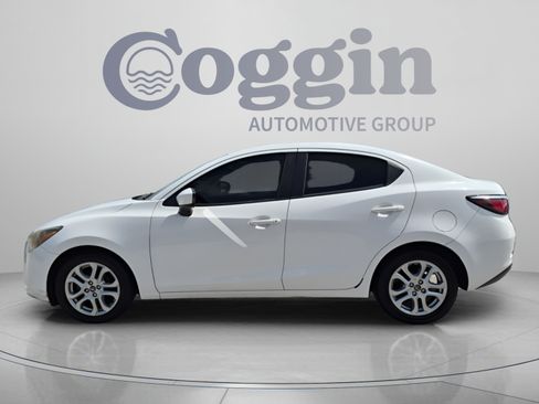 Used 2017 Toyota Yaris iA FWD image 3