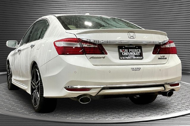 Used 2017 Honda Accord Touring image 4