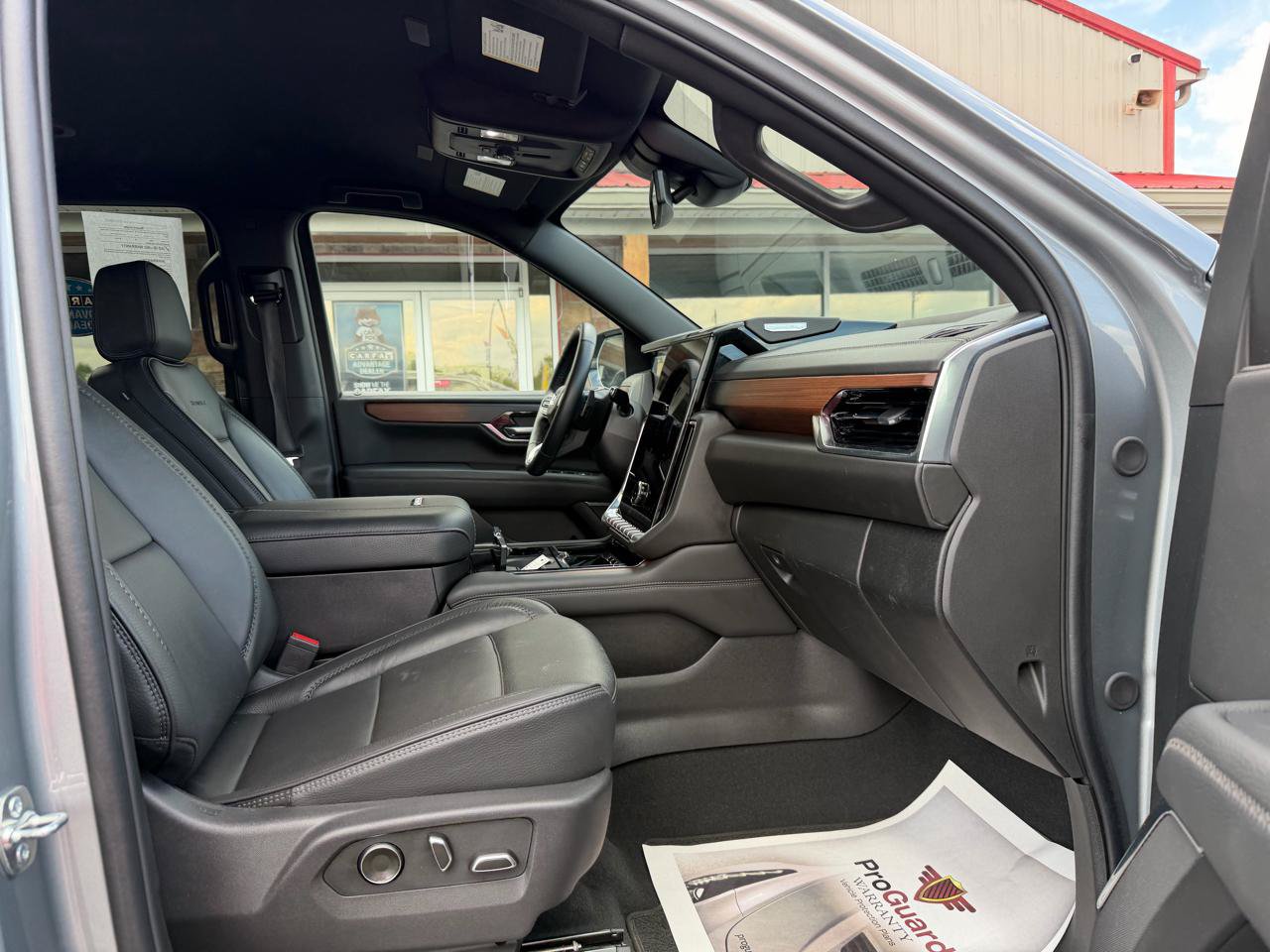 Used 2025 GMC Yukon XL Denali AWD/4WD image 28