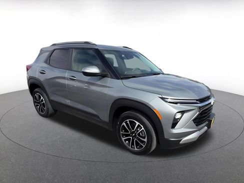 Used 2025 Chevrolet TrailBlazer LT image 2