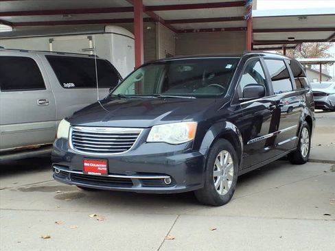 Used 2014 Chrysler Town & Country Touring image 1