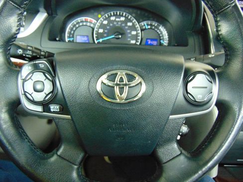 Used 2013 Toyota Camry XLE image 11