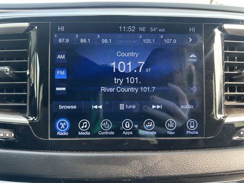 Used 2017 Chrysler Pacifica Touring-L image 10