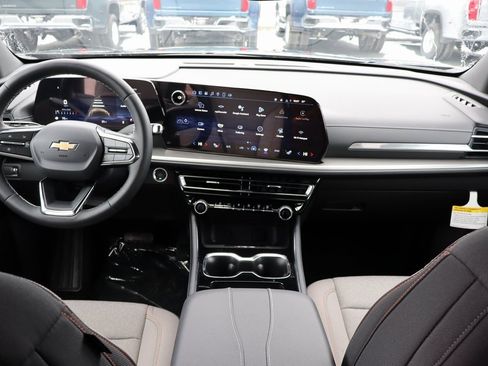 Used 2025 Chevrolet Traverse LT image 7