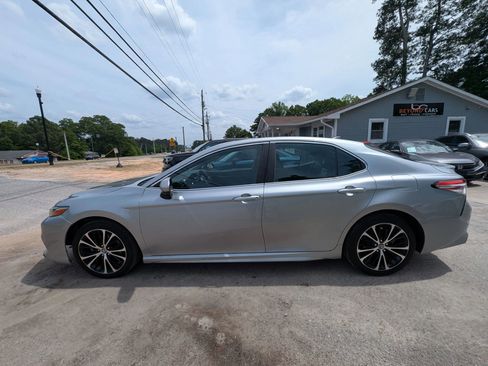 Used 2020 Toyota Camry SE FWD image 3