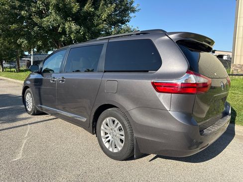 Used 2015 Toyota Sienna XLE w/ XLE Navigation Package FWD image 7