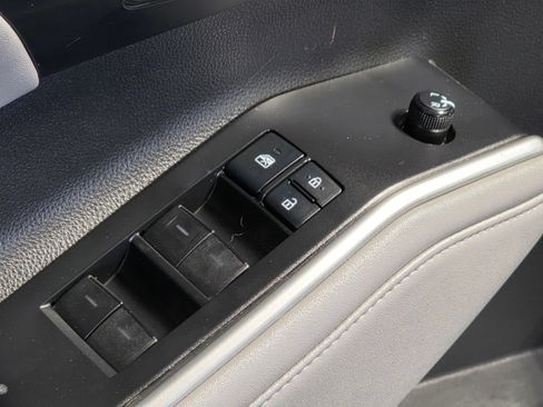 Used 2022 Toyota Highlander XLE FWD image 22