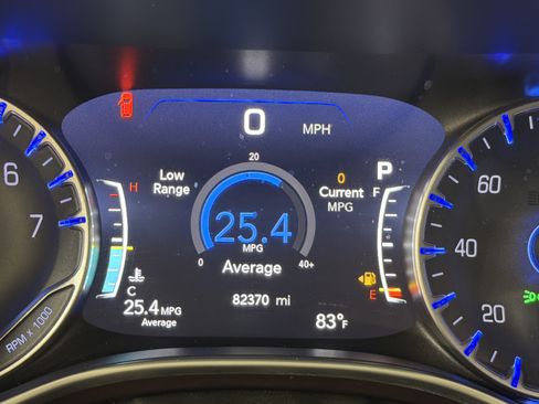 Used 2018 Chrysler Pacifica Limited FWD image 18