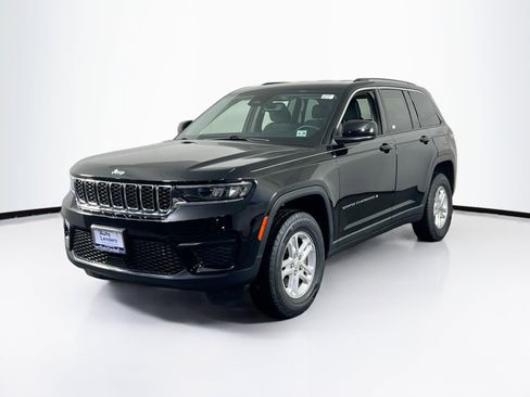 Used 2023 Jeep Grand Cherokee Laredo image 1
