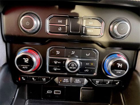 Used 2024 GMC Yukon XL SLT w/ SLT Luxury Package image 18