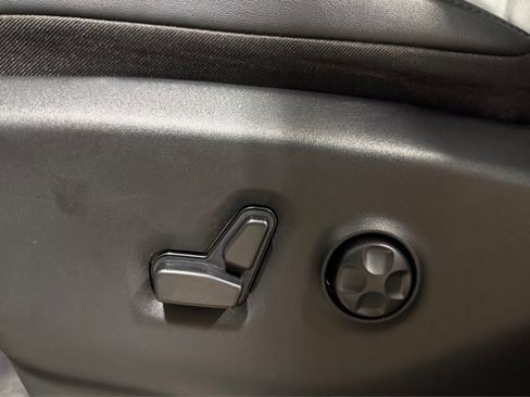 Used 2024 Chrysler Pacifica Touring-L FWD image 19