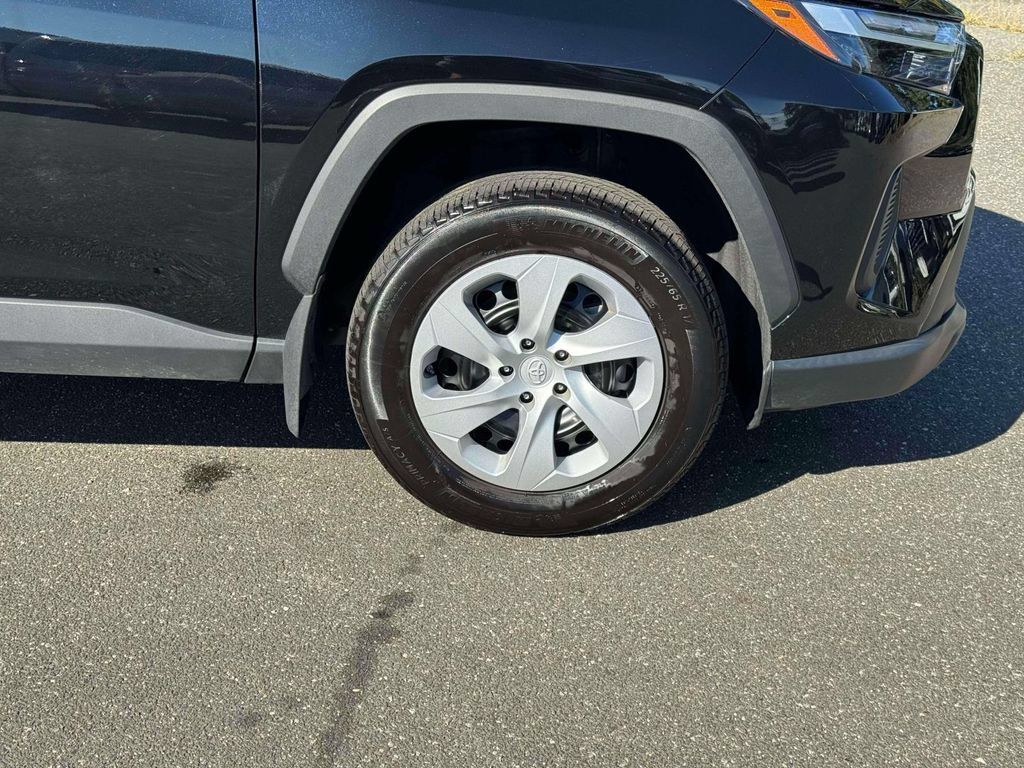 Used 2025 Toyota RAV4 LE AWD/4WD image 9