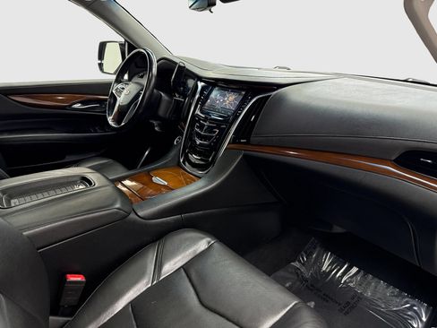 Used 2018 Cadillac Escalade Luxury AWD/4WD image 45