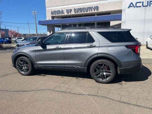 Used 2025 Ford Explorer ST-Line w/ ST-Line Street Pack image 5