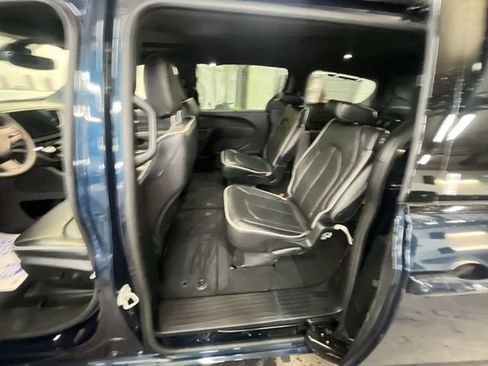 Used 2025 Chrysler Pacifica Limited FWD image 22