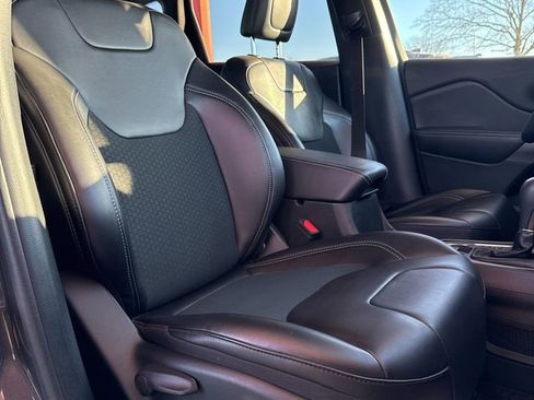 Used 2019 Jeep Cherokee Latitude Plus w/ Cold Weather Group image 32