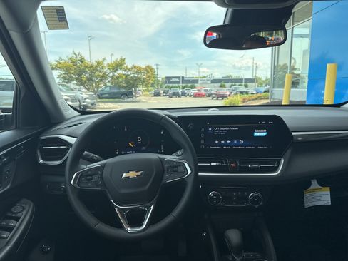 New 2025 Chevrolet TrailBlazer LT w/ Convenience Package image 2