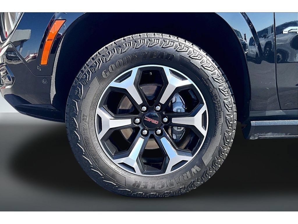 Used 2025 GMC Yukon XL AT4 w/ AT4 Premium Package AWD/4WD image 28
