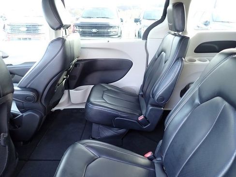 Used 2023 Chrysler Pacifica Touring-L image 17