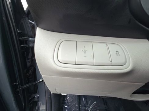 Used 2024 Hyundai Venue SEL image 25