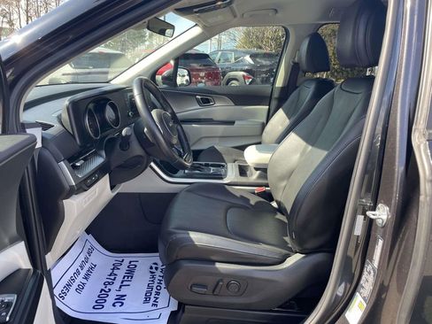 Used 2022 Kia Carnival LX image 16