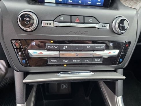 Used 2020 Ford Explorer Platinum w/ Premium Technology Package image 27