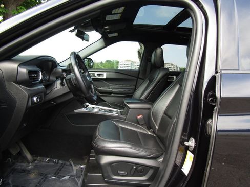 Used 2020 Ford Explorer XLT w/ Equipment Group 202A AWD/4WD image 10