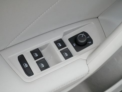 Used 2023 Volkswagen Tiguan SE AWD/4WD image 19
