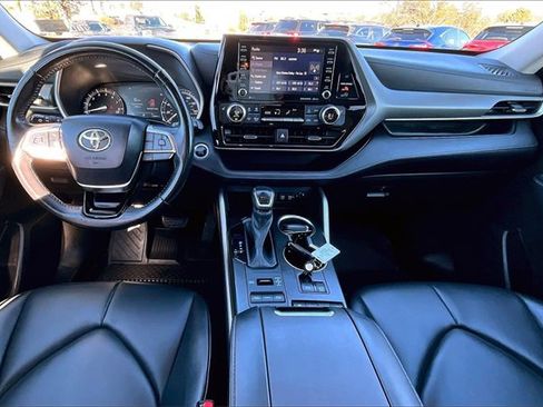 Used 2021 Toyota Highlander XLE image 18