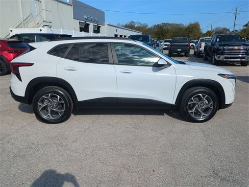 Certified 2024 Chevrolet Trax LT w/ Sunroof Package image 3
