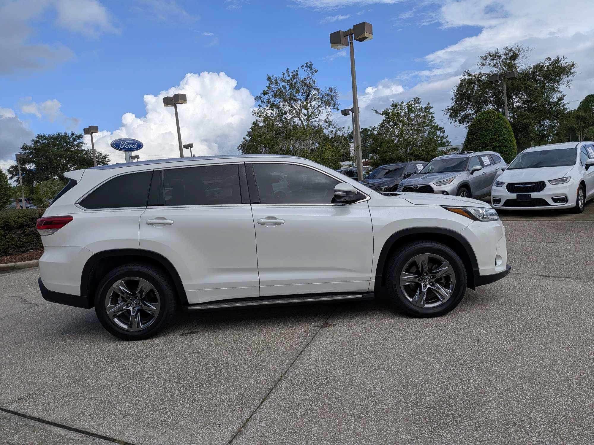 Used 2018 Toyota Highlander Limited Platinum FWD image 3