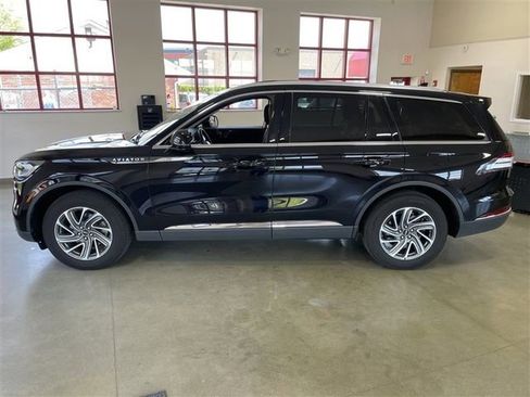 Used 2023 Lincoln Aviator AWD image 4