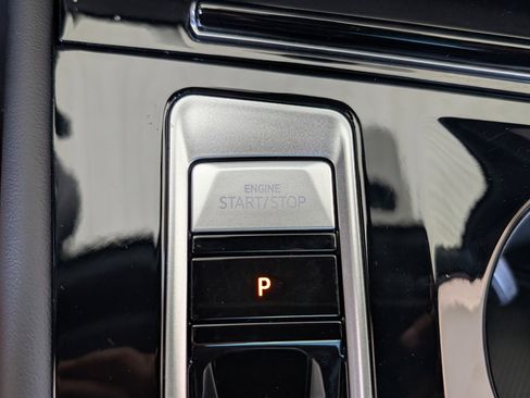 Used 2024 Volkswagen Atlas Cross Sport SE w/ Panoramic Sunroof Package image 32