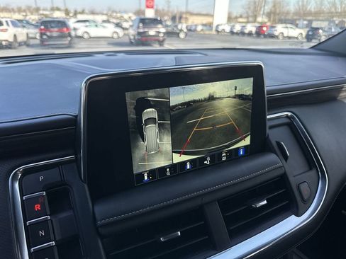 Used 2024 GMC Yukon SLT w/ SLT Luxury Package image 17