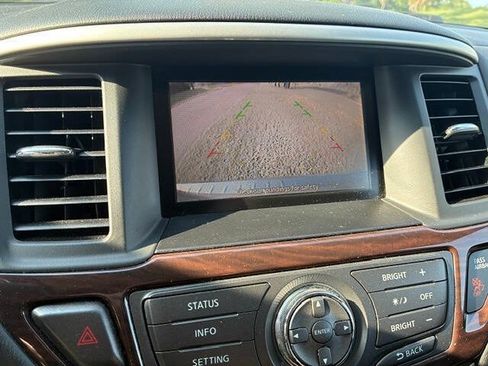 Used 2014 Nissan Pathfinder SL FWD image 9