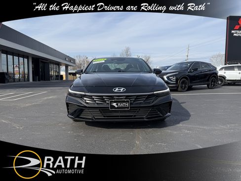 Used 2025 Hyundai Elantra Sport image 3