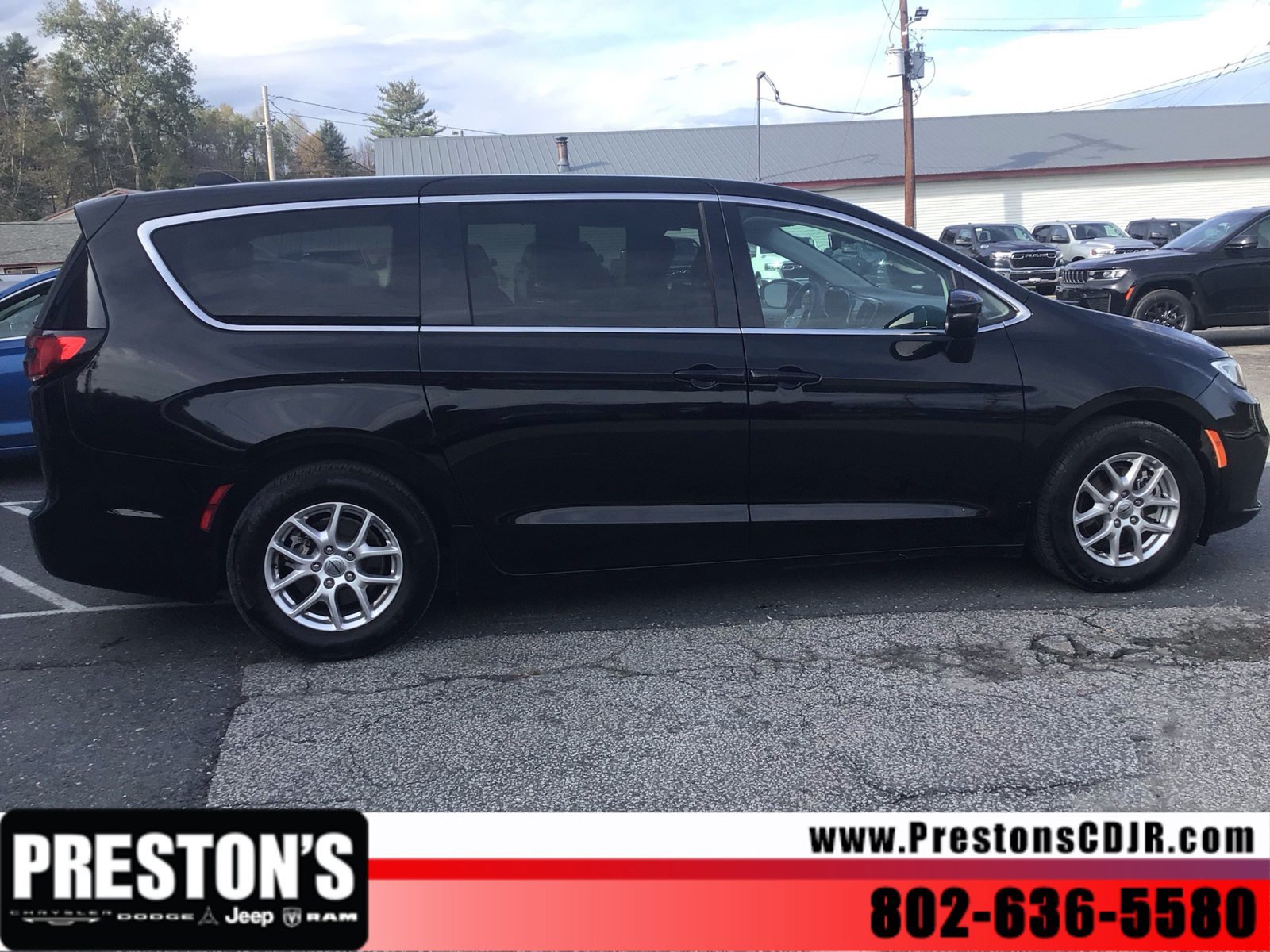 Used 2024 Chrysler Pacifica Touring-L FWD image 7