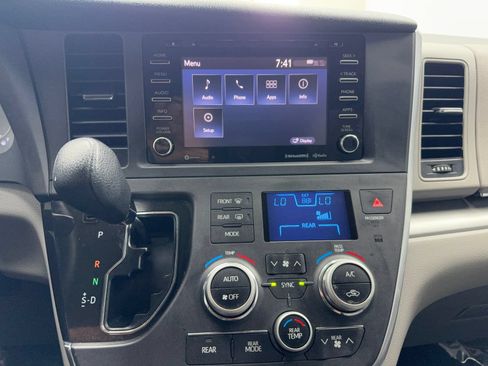 Used 2018 Toyota Sienna LE w/ Carpet Mat Package FWD image 25
