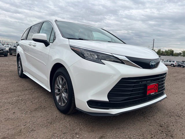 Used 2024 Toyota Sienna LE AWD/4WD image 6