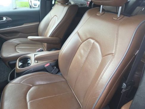 Used 2018 Chrysler Pacifica Limited FWD image 2