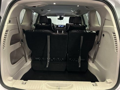 Used 2023 Chrysler Pacifica Touring-L FWD image 25