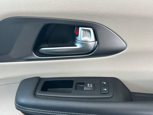 Used 2024 Chrysler Pacifica Touring-L FWD image 20