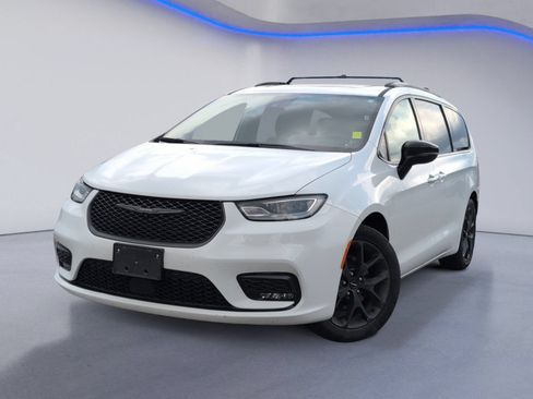 Used 2025 Chrysler Pacifica Limited FWD image 2