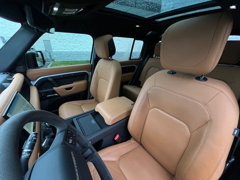 Used 2023 Land Rover Defender 110 image 12