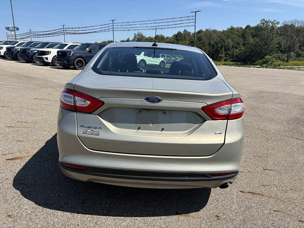 Used 2015 Ford Fusion SE FWD image 4