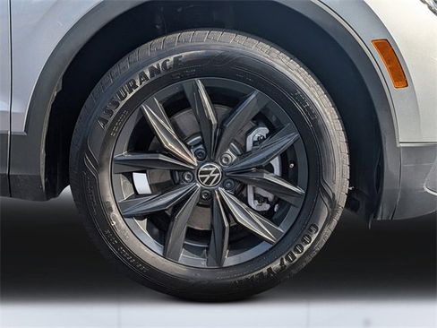 Certified 2024 Volkswagen Tiguan SE image 10