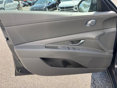 Used 2023 Hyundai Elantra SE w/ Preferred Accessory Package FWD image 8
