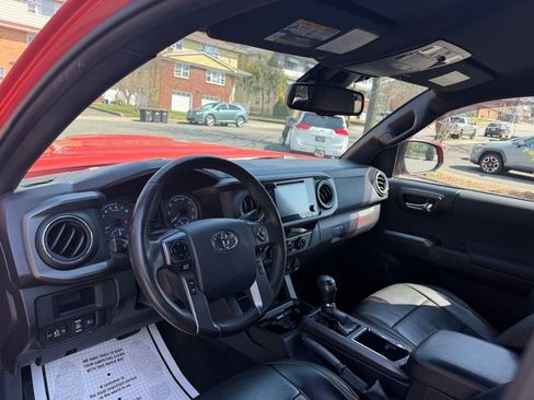 Used 2018 Toyota Tacoma TRD Sport AWD/4WD image 12