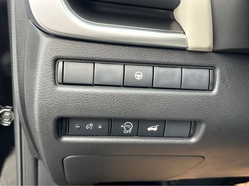 Used 2025 Nissan Rogue SV FWD image 17