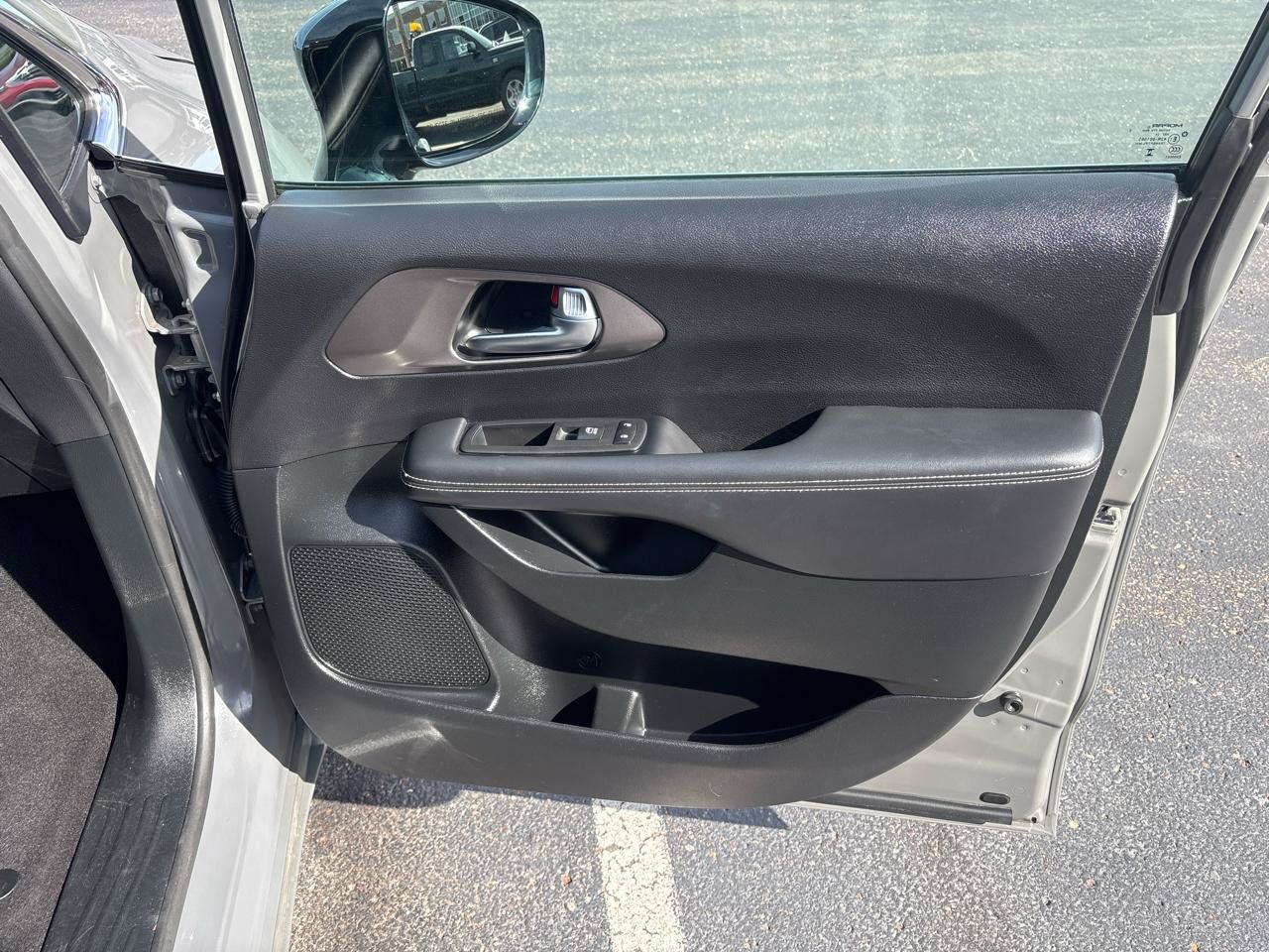 Used 2025 Chrysler Pacifica Select FWD image 33